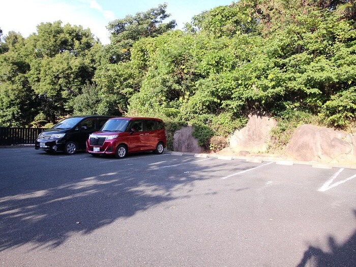 物件外観写真4　(駐車場)