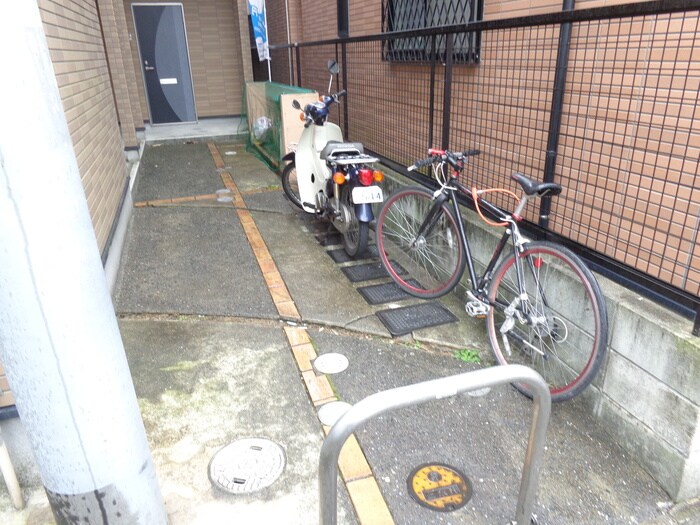 物件外観写真4　(駐輪場)