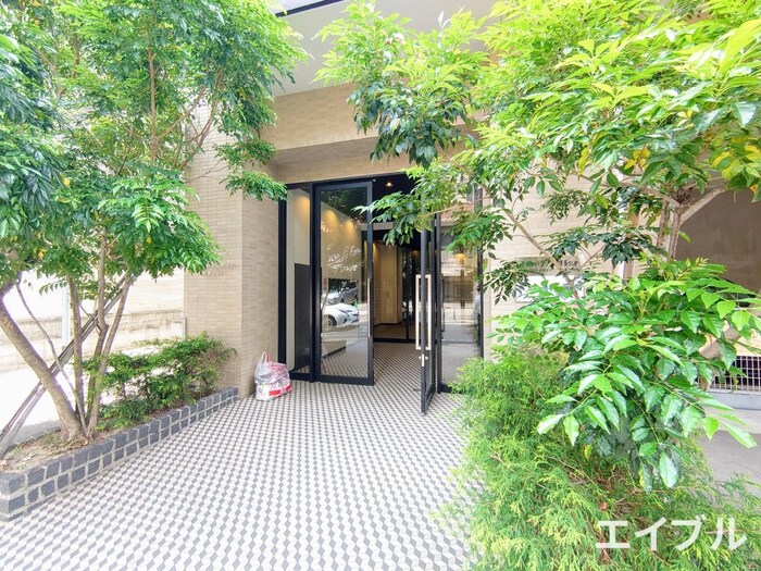 物件外観写真2　(エントランス部分)