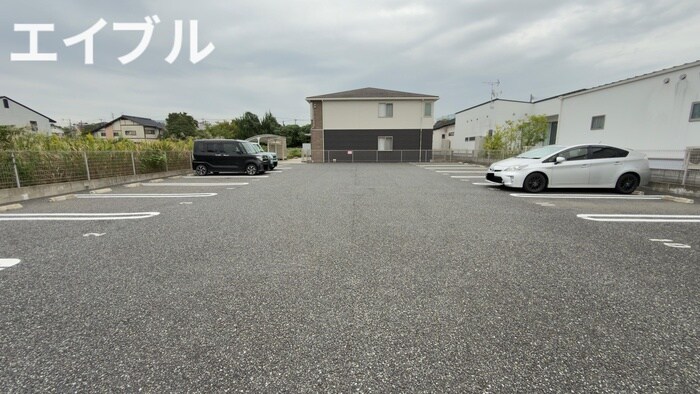 物件外観写真2　(駐車場)
