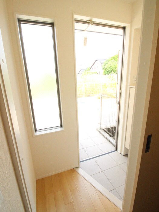 物件内観写真13　(玄関)