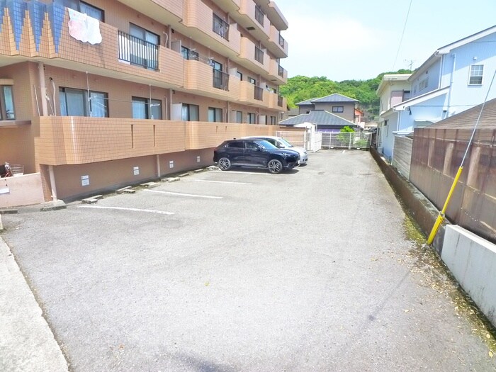 物件外観写真3　(駐車場)