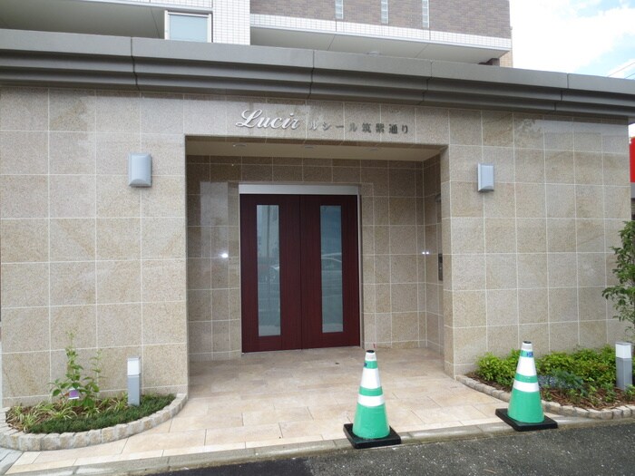 物件外観写真2　(エントランス部分)