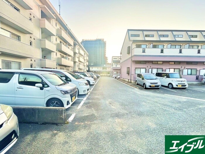 物件外観写真3　(駐車場)