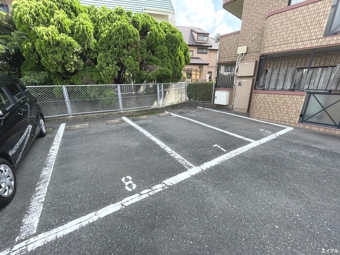 物件外観写真3　(駐車場)