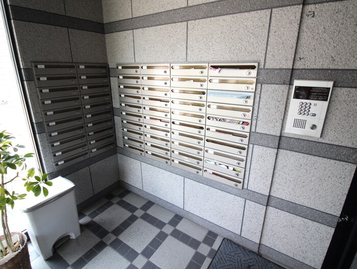 物件外観写真2　(エントランス部分)