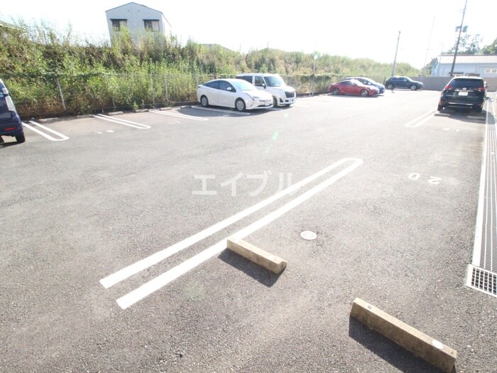 物件外観写真3　(駐車場)