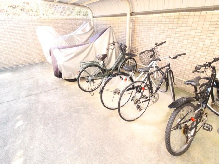 物件外観写真4　(駐輪場)