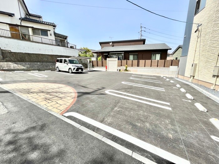 物件外観写真2　(駐車場)