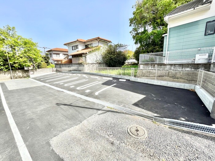 物件外観写真5　(駐車場)