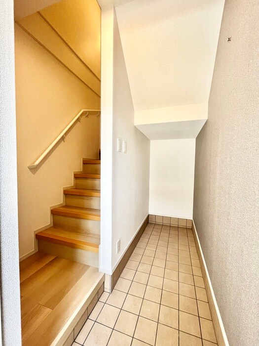 物件内観写真13　(玄関)