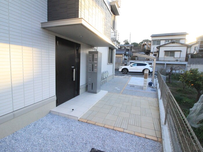 物件外観写真4　(エントランス部分)