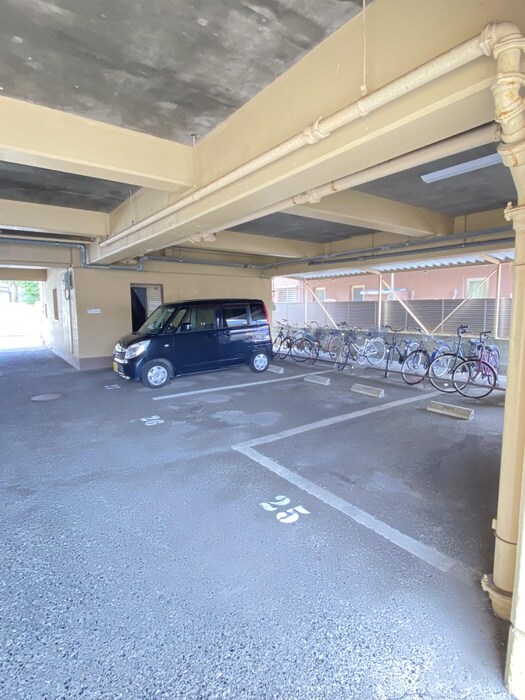 物件外観写真4　(駐車場)