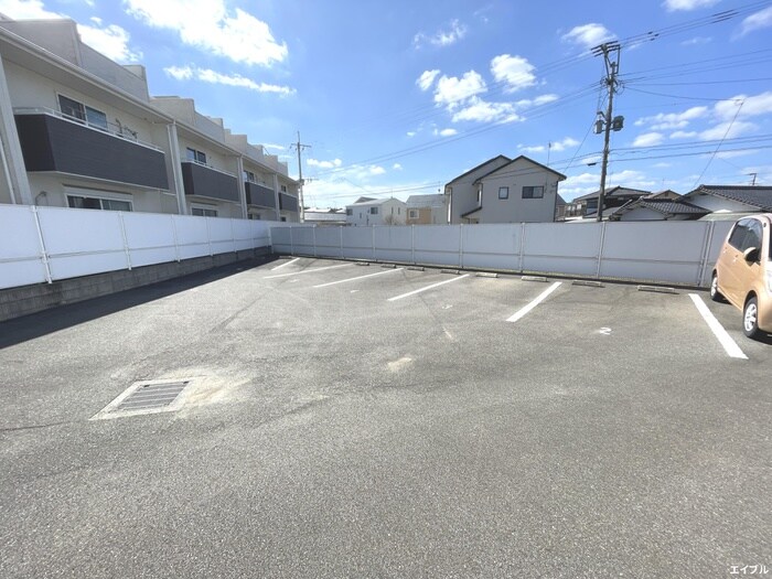 物件外観写真3　(駐車場)