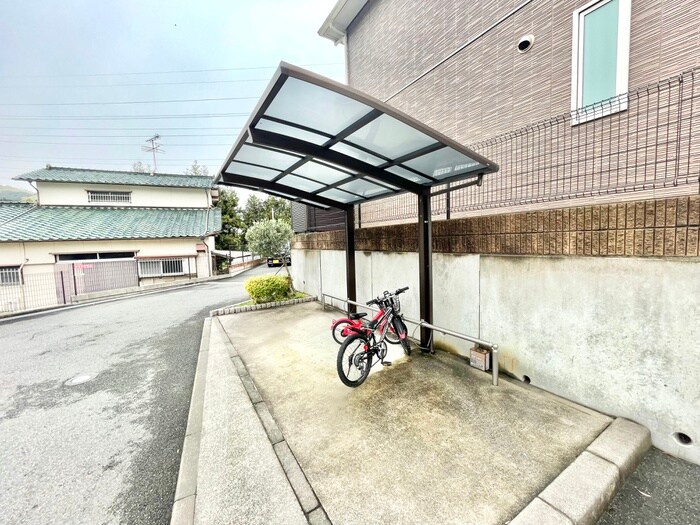 物件外観写真3　(駐輪場)