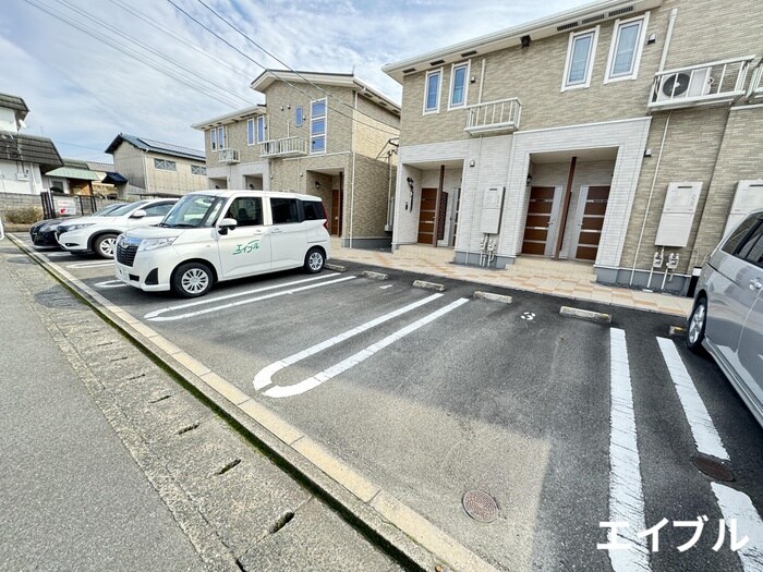 物件外観写真2　(駐車場)