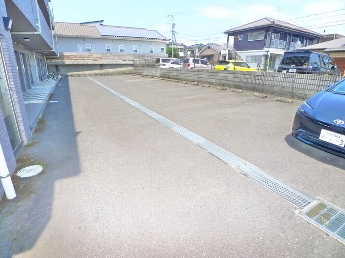 物件外観写真3　(駐車場)