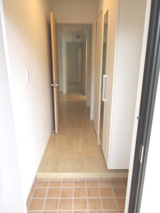 物件内観写真7　(玄関)