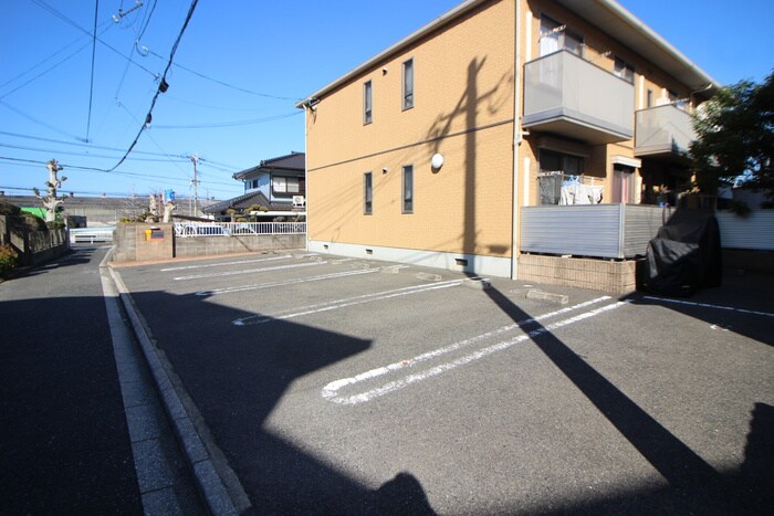 物件外観写真3　(駐車場)