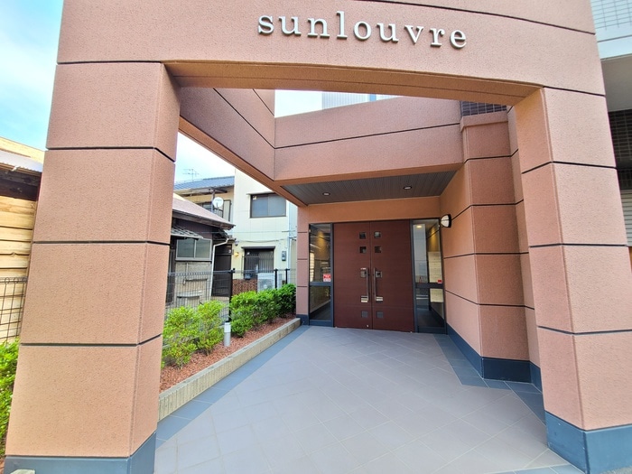 物件外観写真2　(エントランス部分)