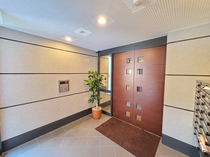物件外観写真3　(エントランス部分)
