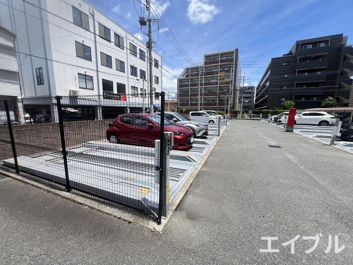 物件外観写真3　(駐車場)