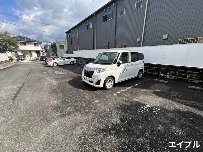 物件外観写真3　(駐車場)