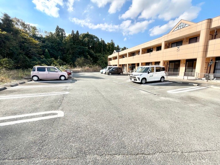 物件外観写真2　(駐車場)