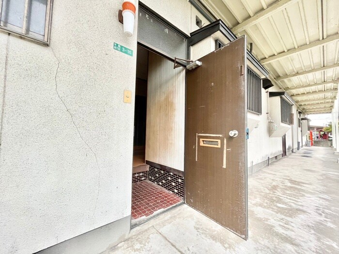 谷本ハイツの玄関