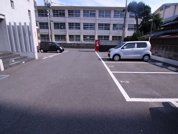 物件外観写真4　(駐車場)