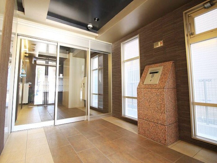 物件外観写真2　(エントランス部分)