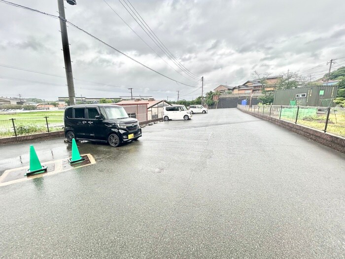 物件外観写真2　(駐車場)