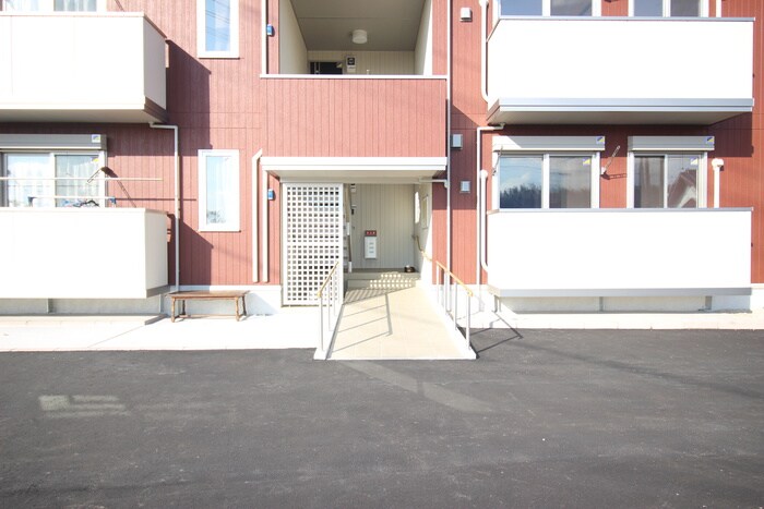 物件外観写真2　(エントランス部分)