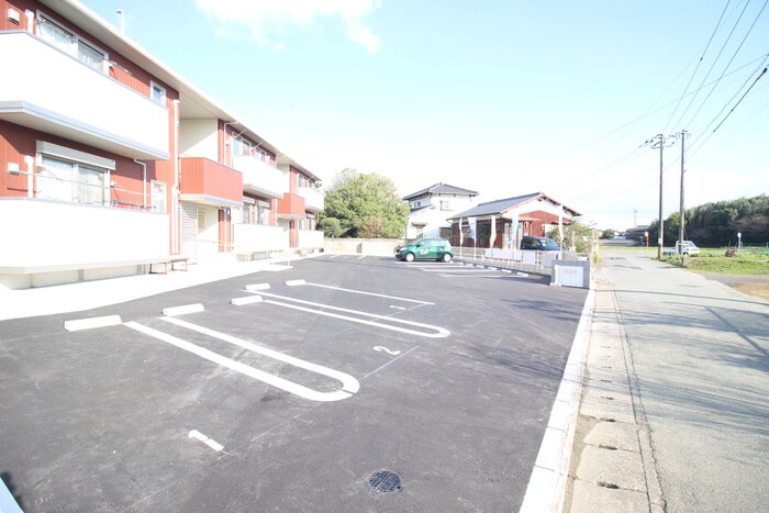 物件外観写真3　(駐車場)