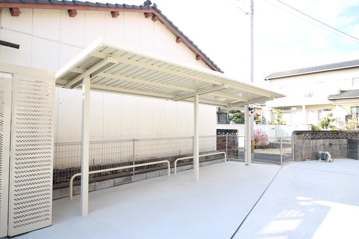 物件外観写真4　(駐輪場)