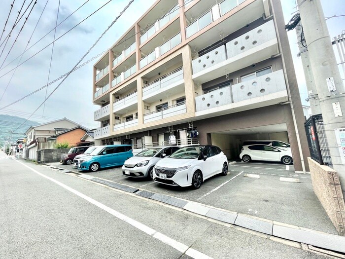 物件外観写真3　(駐車場)