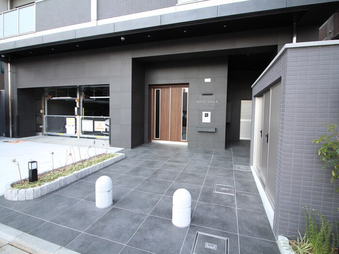 物件外観写真3　(エントランス部分)