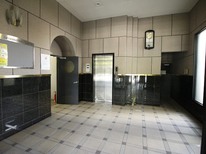 物件外観写真5　(エントランス部分)