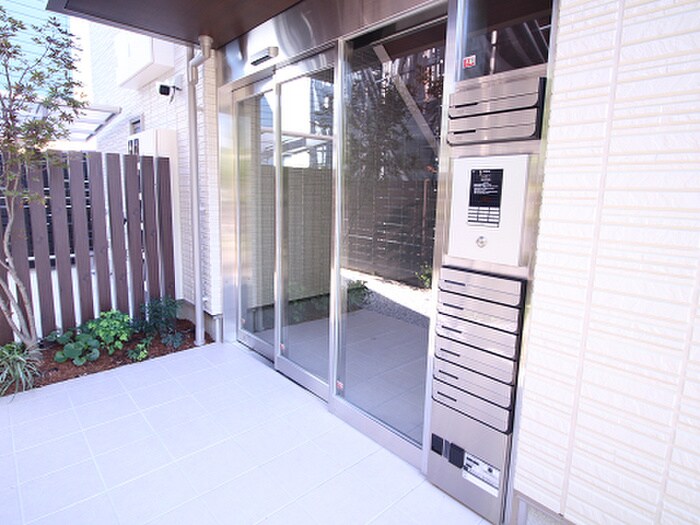 物件外観写真2　(エントランス部分)