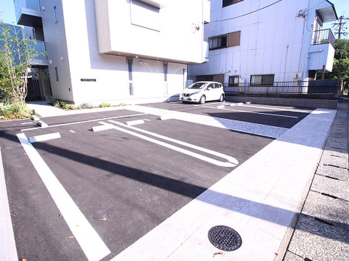 物件外観写真3　(駐車場)