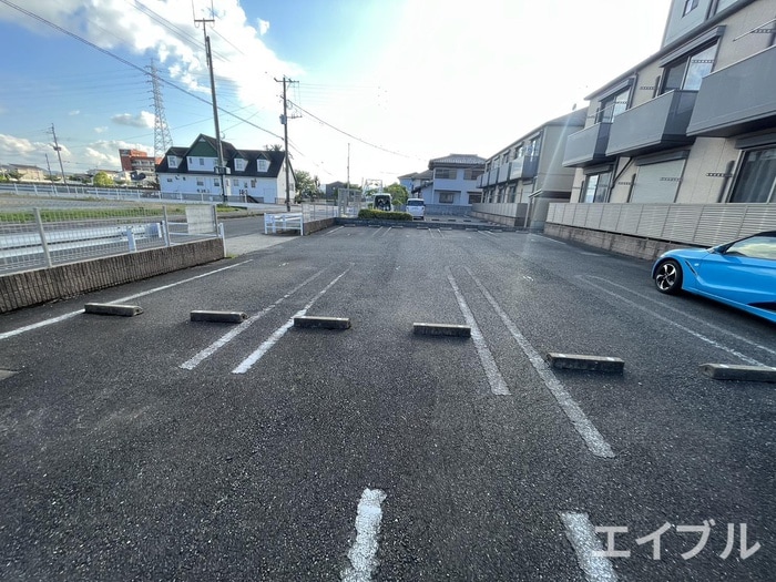 物件外観写真3　(駐車場)