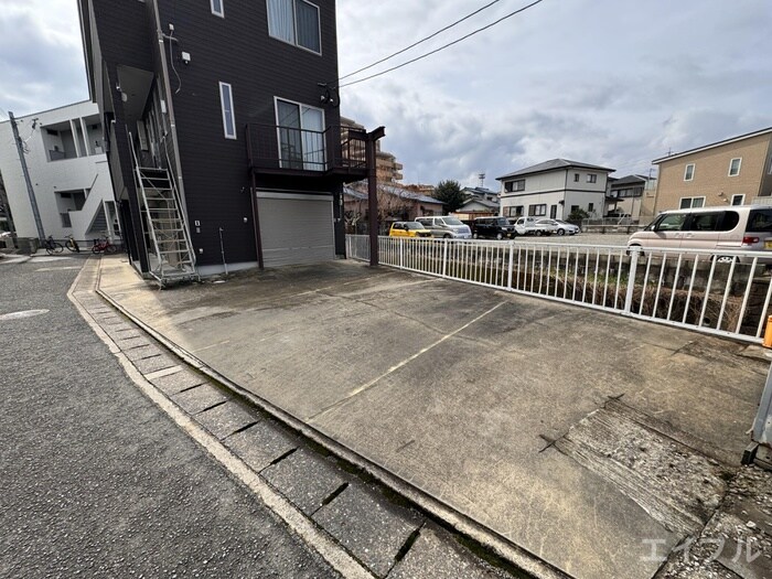 物件外観写真4　(駐車場)