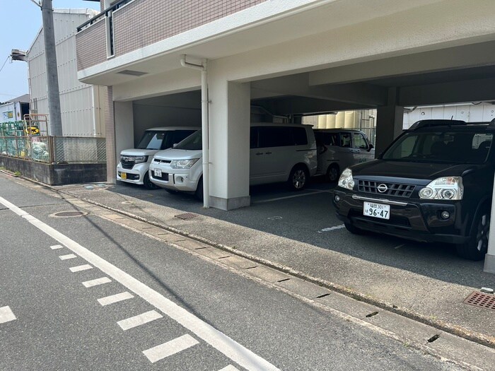 物件外観写真3　(駐車場)