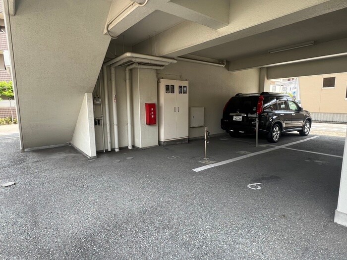 物件外観写真4　(駐車場)