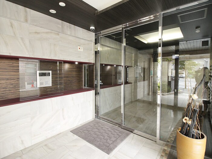 物件外観写真3　(エントランス部分)