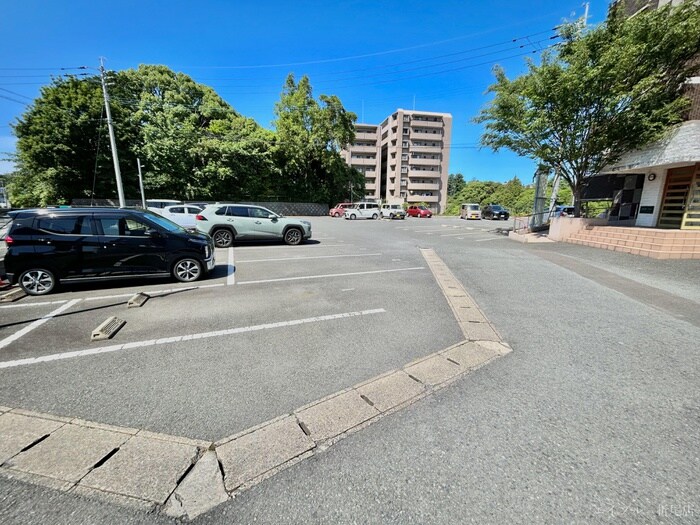 物件外観写真2　(駐車場)