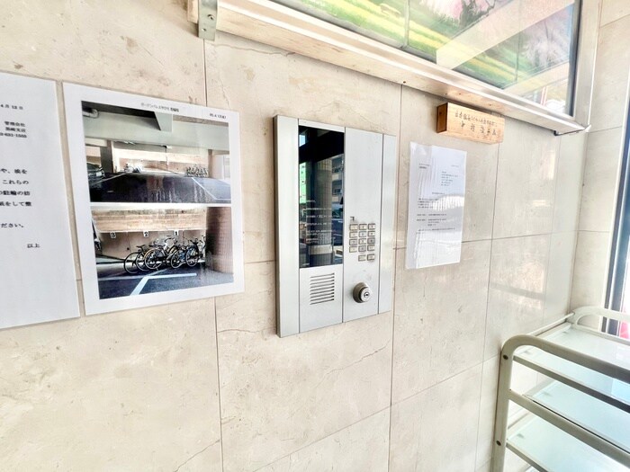 物件外観写真2　(エントランス部分)