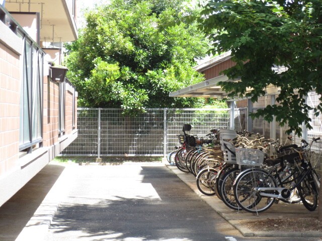 物件外観写真3　(駐輪場)