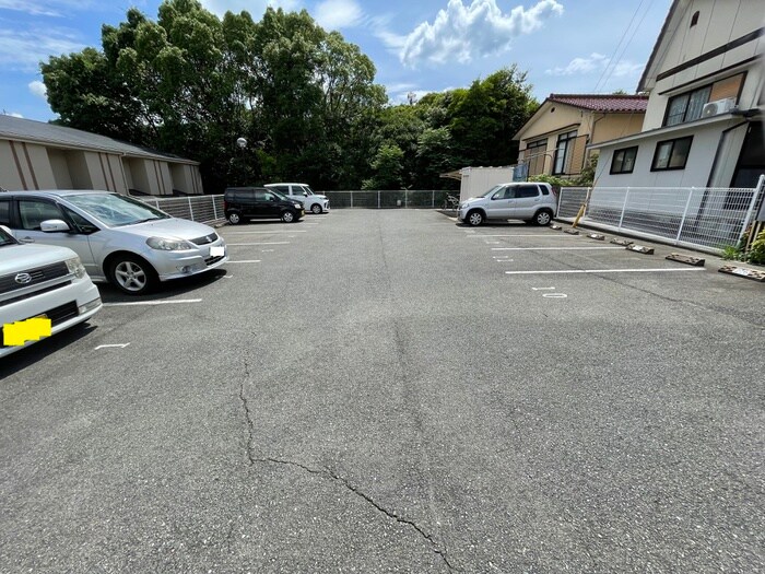 物件外観写真3　(駐車場)