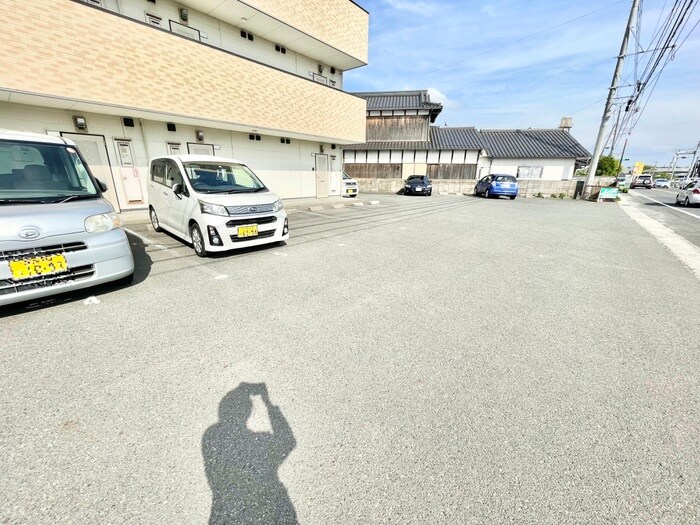 物件外観写真2　(駐車場)